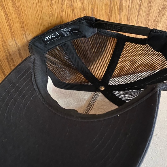Black RVCA hat - Picture 2 of 2